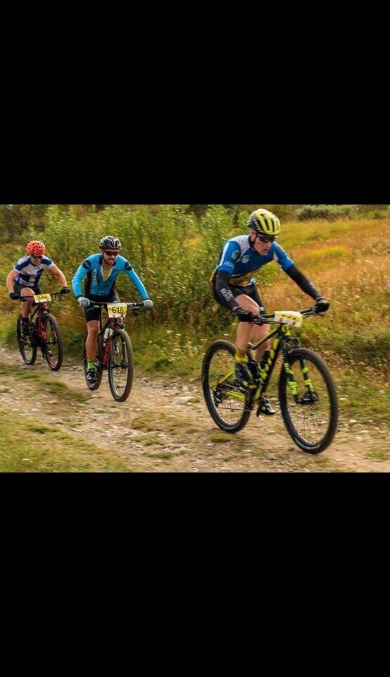 Jan Martin Kristensen, Nerskogen IL, Øyvind Bøthun Klemetsen, Nordlysbyen sykkel og Espen Mikkelsen, Varanger sportsklubb, ligger i teten under Bingesrittet.
 Foto:  Bingesrittet/Aslak Anders Skum