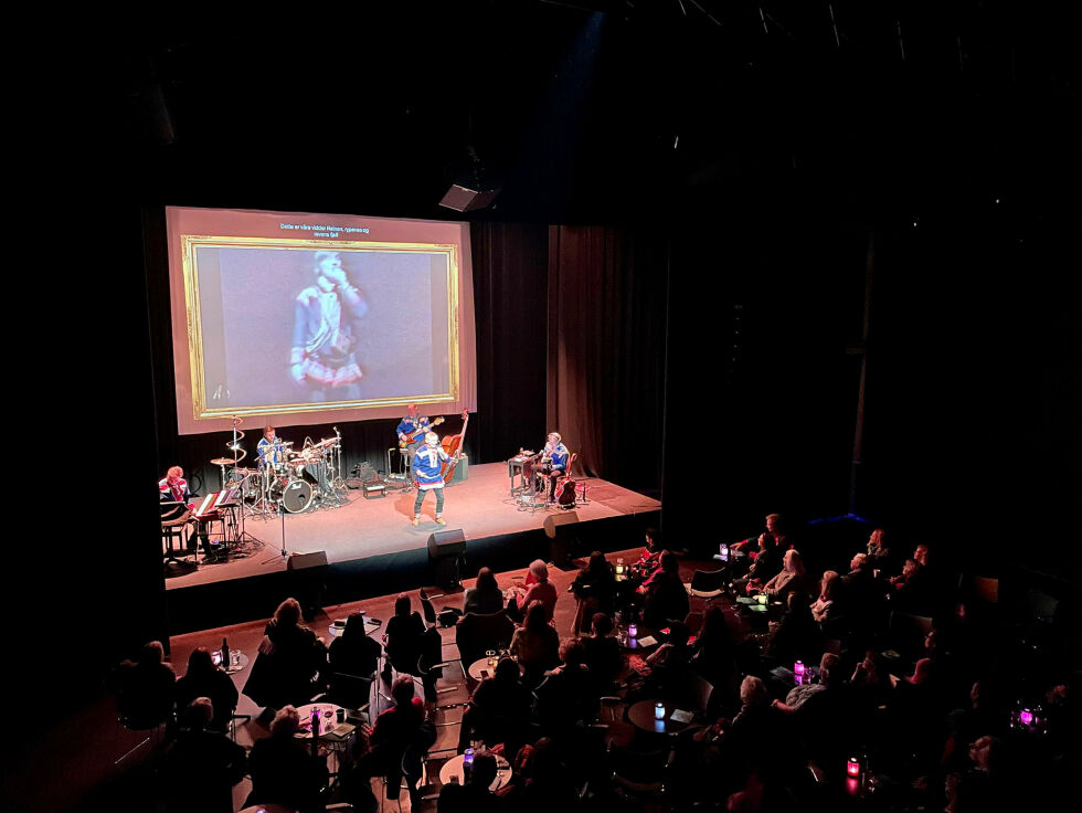 Urpremiere av «Váimmus váibmui» (Fra hjerte til hjerte) på Riksscenen.
 Foto: Hannah Persen