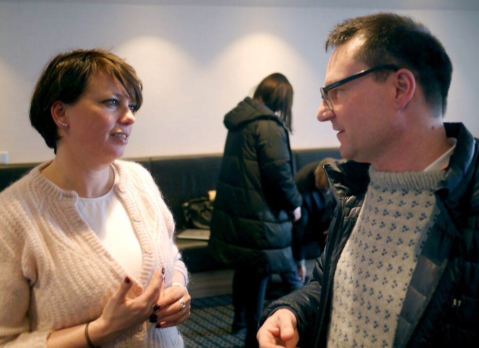 Etter orienteringen ble det diskutert en god del om den nye turistsatsingen. Her kommunikasjonsjef i Hurtigruten, Anne Marit Bjørnflaten, og SV-politiker Jan Olsen.
 Foto: Geir Johansen