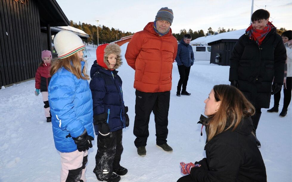 Aili So­fia og Pe­der Ole­an­der i andre trinn i den sam­iske klas­sen på Kom­sa sko­le leg­ger frem sine øns­ker for kunn­skaps­mi­nis­ter Ton­je Bren­na. 
– Mere pøl­ser, smi­ler Aili So­fia. Elevene har grillet nylig, i anledning samefolkets dag. 
– Mere sjakk, ber Pe­der Ole­an­der, og forteller ivrig til ministeren om sin sjakkinteresse. Le­der for kom­mu­nens sam­iske nett­verk, Kle­met Anders Sara, og rek­tor To­ril He­le­ne Isak­sen føl­ger like ivrig med.