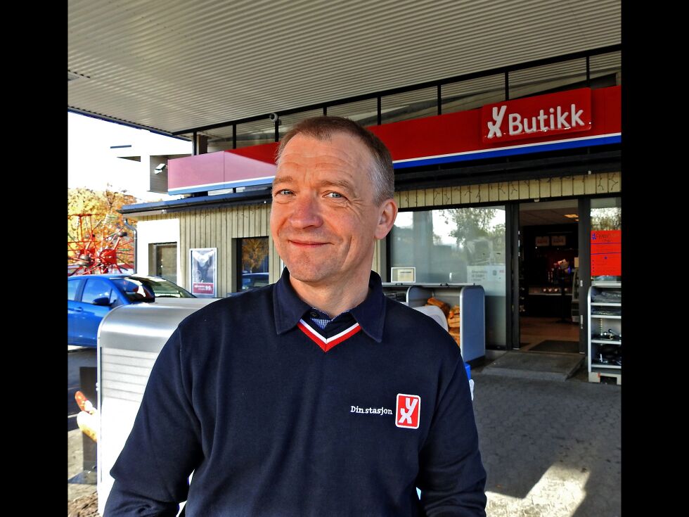 Geir Ståle Lid ved YX Lakselv smiler fornøyd på åpningsdagen. Han kan fortelle at det ikke vil bli store forandringer på stasjonen, men at Esso-burgeren må bytte navn og smakes til.
 Foto: Kristin Marie Ericsson