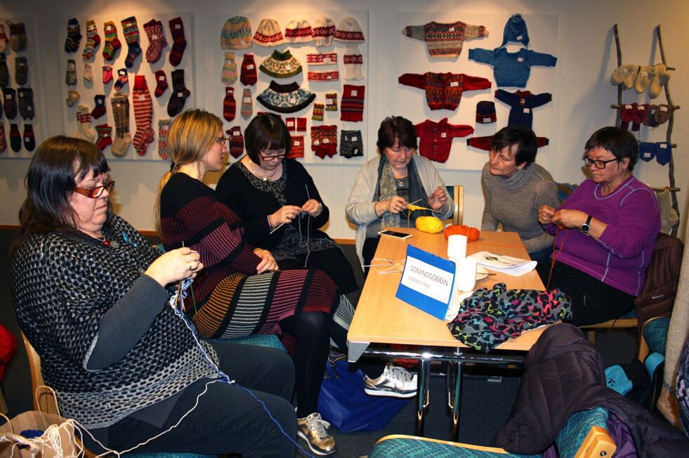 Mia Krogh (nummer to fra venstre) lærte bort dominostrikk. Som man ser er det utstilt strikkeprodukter på alle veggene i utstillingssalen på Varanger Samiske Museum.
 Foto: Mari-Ann Nilssen