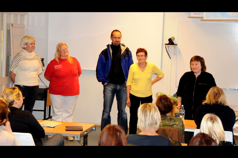 I Finnmark har det vært gjennomført desentralisert utdanning i sykepleie siden starten av 90-tallet. Her fra oppstart av studiet i Laks­elv i 2008, med 42 studenter på skolebenken.
 Foto: Bjørn Arne Johansen