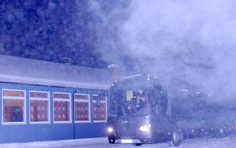 Med lokal hjelp, litt bensin og totaktsolje samt vinterdiesel, så startet den ene av bussene igjen.
 Foto: Stein T Svala