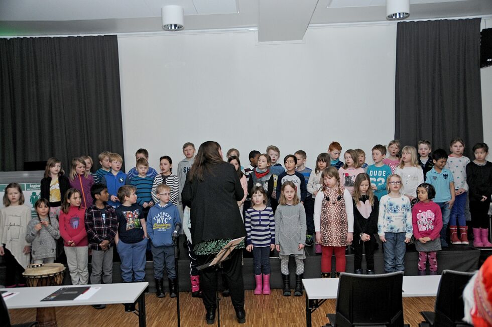Joikeprosjektgruppa begeistret nok engang og fikk sin velfortjente applaus under åpninga av de samiske pedagogiske fagdagene i Kirkenes.
 Foto: Hallgeir Henriksen