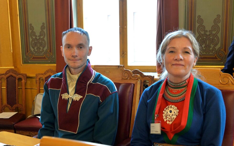 Sametingsråd Runar Myrnes Balto (NSR) sammen med Sametingets direktør Inger Marit Eira-Åhrén i lagtingssalen under overlevering av Sannhets- og forsoningskommisjonens rapport 1. juni 2023.
 Foto: Steinar Solaas