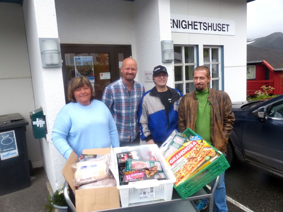 Hver torsdag deles det ut gratis mat til de som trenger det ved Nordkapp menighetshus. På bildet ses fra venstre diakonimedarbeider Trine Jensen Araci, kirkeverge Onar Haugli, samt Vidar Nilsen og Frank Nilsen.
 Foto: Geir Johansen