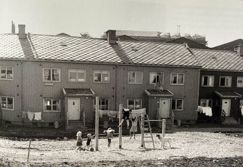 Sydvaranger leide ut rimelig bolig til ansatte i Kvartalet frem mot midten av 1950-tallet. Med store barnekull ble det livat på uteplassene, og reisverket til ei klessnor ga barna mye glede og aktivitet.
 Foto: Arbeiderbevegelsens arkiv