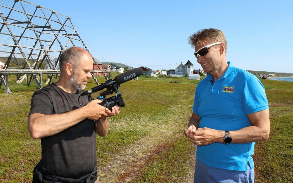 Filmregissør Pål Winsents (til venstre) vil følge Rune Mikkelsen og hans Tiki Taka fotballakademi gjennom et helt år, og var nylig i Varanger for å gjøre opptak fra området Mikkelsen startet sin fotballkarriere.
ALLE FOTO: TORBJØRN ITTELIN