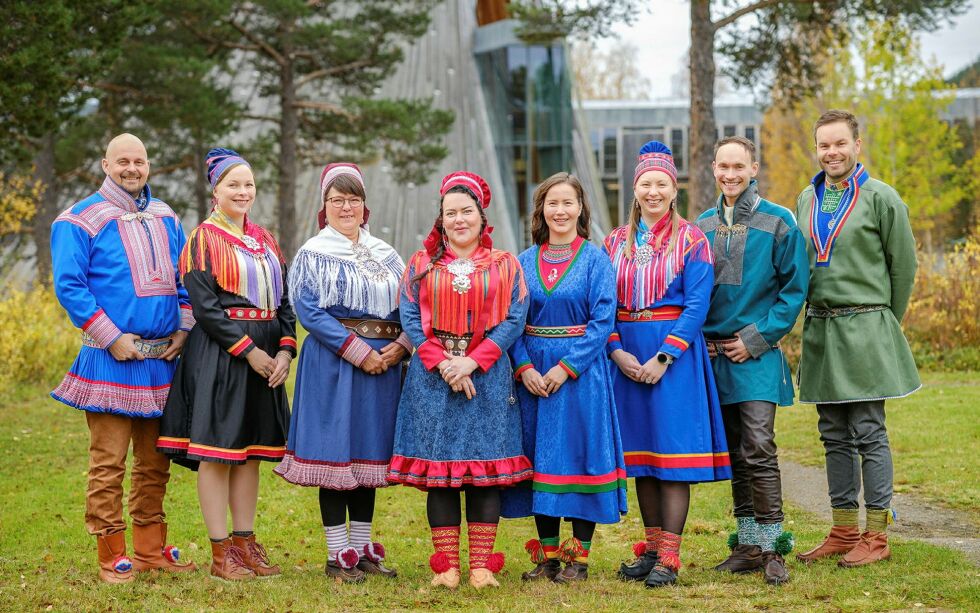 Tre av disse skal ut på oppdrag til uka. Sametingsrådet og de politiske rådgiverne. Politisk rådgiver Nils Ante Eira (Sp), politisk rådgiver Sandra Márjá West (NSR), sametingsråd Berit Marie P. E. Eira (Fsl), sametingspresident Silje Karine Muotka (NSR), sametingsråd Maja Kristine Jåma, politisk rådgiver Anne Henriette Nilut (NSR), sametingsråd Runar Myrnes Balto (NSR), sametingsråd Mikkel Eskil Mikkelsen (NSR).
Foto: Ørjan Marakatt Bertelsen