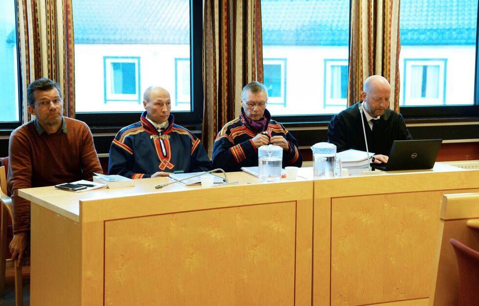 Saarivuoma sameby tapte i Senja tingrett, men fikk delvis medhold i Høyesterett. Fra venstre tolk Jan Skoglund Paltto, nestleder i Saarivuoma sameby, Henrik Johannes Blind, leder i Saarivuoma sameby, Per Anders Nutti, og advokat Knut Helge Hurum.
 Foto: Steinar Solaas