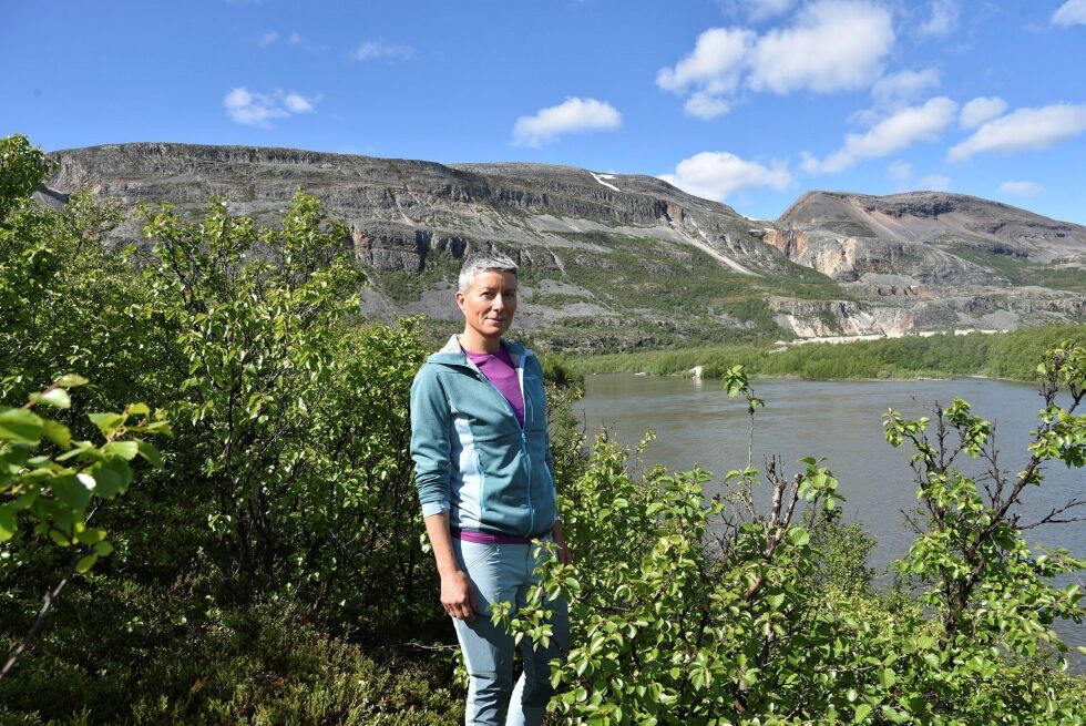 Marit Holm startet underskriftskampanjen «Nei til 420-linje gjennom Porsanger-naturen» etter kommunestyret sin avgjørelse om etablering av linja.
 Foto: Kine Jeanette Finstad