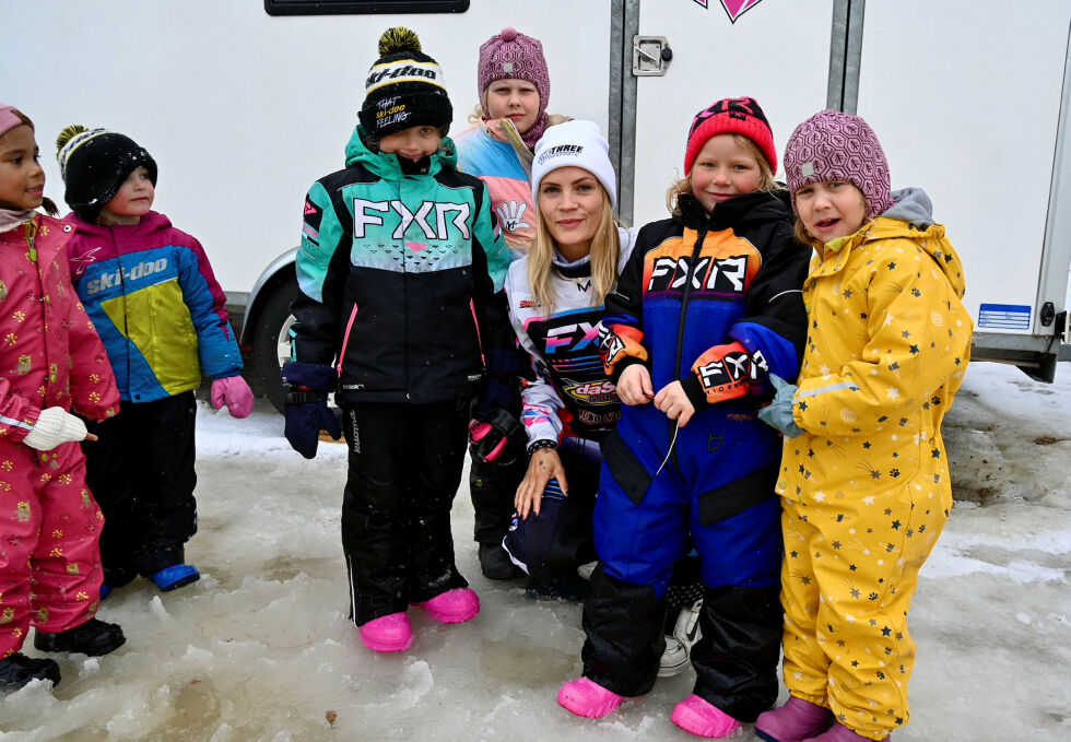 Malene Cottew stilte sporty opp for å bli intervjuet av Lilly og Gyro, men da ble de tøffe jentene som hadde ventet så lenge brått veldig sjenerte. 

Med litt hjelp fra Ságat fikk vi allikevel stilt noen spørsmål og Malene kunne fortelle at det som hadde gjort at hun var blitt så flink var – Masse, masse, masse trening, mer enn alle andre. Stå opp, hør på mamma og pappa, og ha det gøy! 

Malene kunne også fortelle at sesongen ikke var helt over, for nå skulle hun til USA, men da på et rodeoevent faktisk. 

På spørsmål fra en frustrert Ságat journalist om hun skulle ri på okser, kom et smilende svar at – Nei, men det er jo samarbeidspartnere som må pleies.
 Foto: Yvette M Stornes