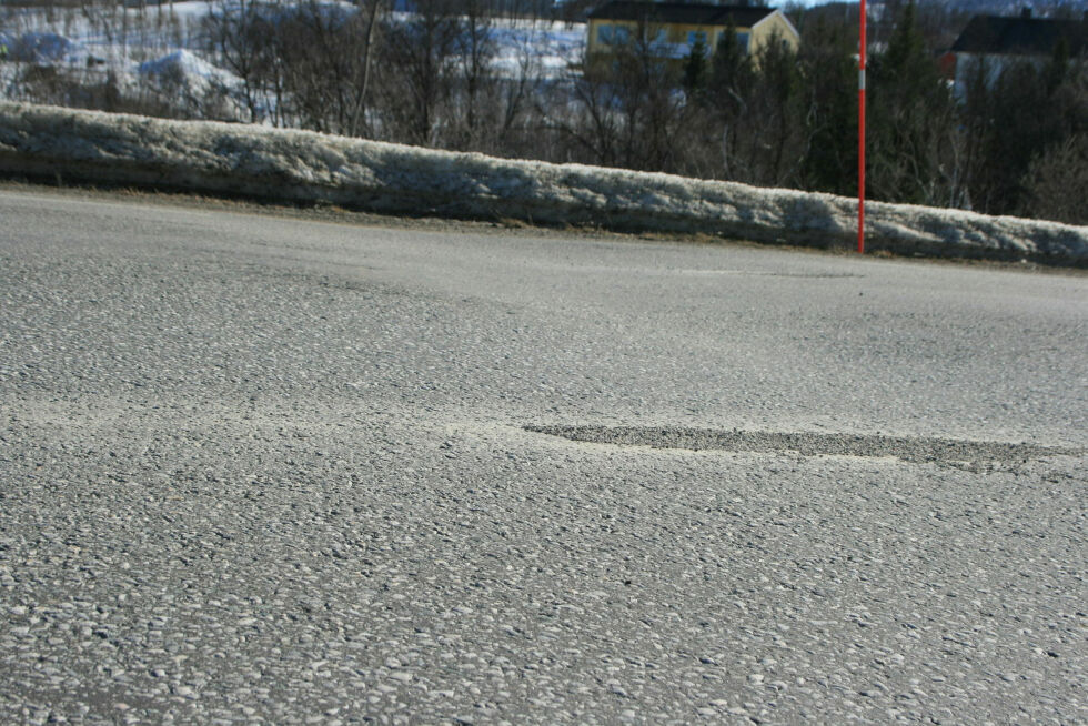 Denne veidumpen på E6 er til irritasjon for flere av innbyggerne i Indre Billefjord. Når det passerer trailere oppstår en voldsom lyd, nærmest kanondrønn, som kan vekke både «levende og døde».
 Foto: Anthon Sivertsen