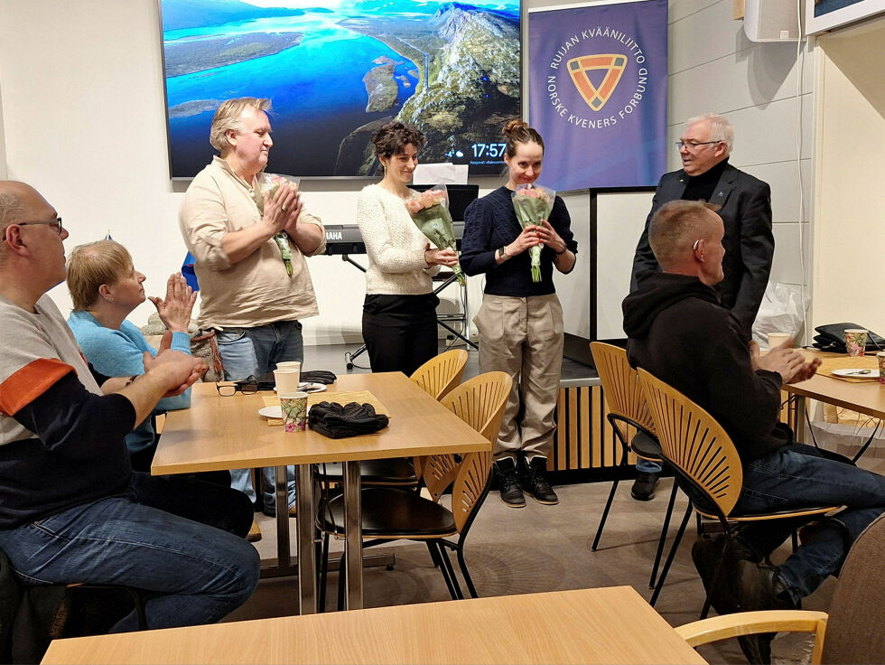 Blant dem som ble takket på kvænfolkets dag var (fra venstre) Rickard Zachari, Mina Faykod og Ánne Mággá Wigelius. Alf Steinar Børresen (til høyre) holdt regi på arrangementet.
 Foto: Torbjørn Monsen