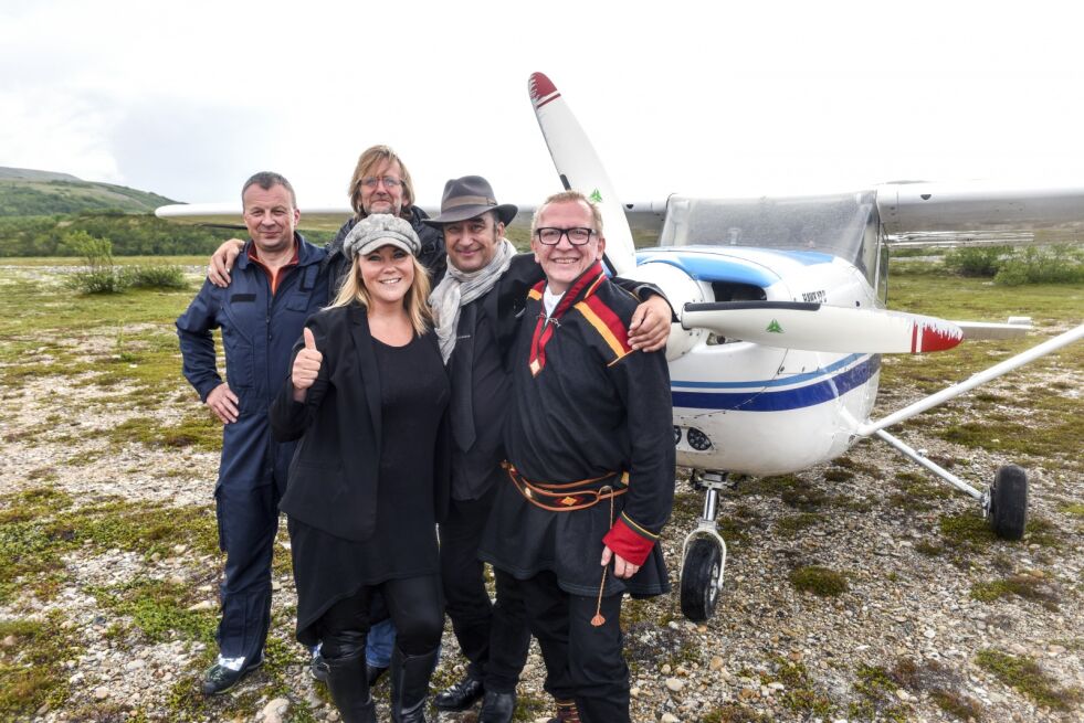 Audun Mathiassen (til venstre) var pilot for bandet og fløy de til Kunes International Airport. Her står han med bandmedlemmer Monica Nordli, Ernst Nikolaisen, Steinar Albrigtsen og festivalsjef for Kunesdagan, Alf Edvard Masternes.
Foto: Sigurd Schanke