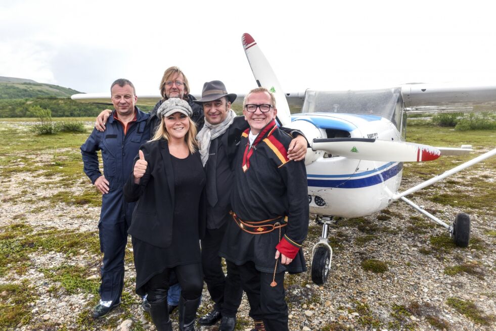 Audun Mathiassen (til venstre) var pilot for bandet og fløy de til Kunes International Airport. Her står han med bandmedlemmer Monica Nordli, Ernst Nikolaisen, Steinar Albrigtsen og festivalsjef for Kunesdagan, Alf Edvard Masternes.
 Foto: Sigurd Schanke