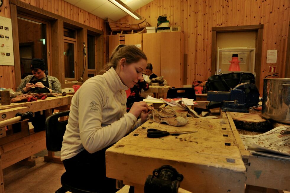 Vibeke Persen, dypt konsentrert over skinnarbeidet. 
ALLE FOTO: Birgitte Wisur Olsen