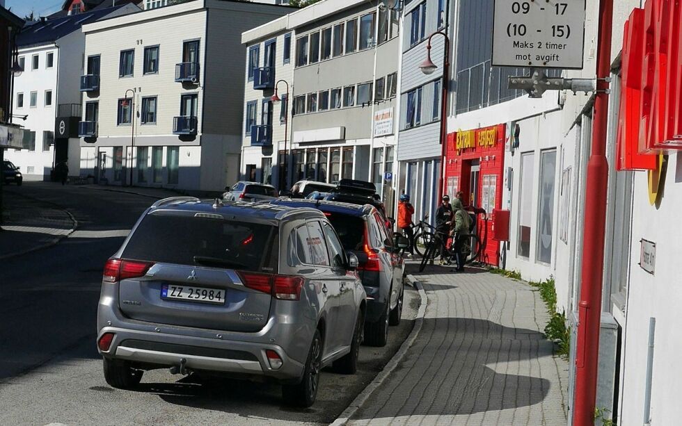 Formannskapet i Nordkapp bestemte torsdag at det skal være gratis parkering i Honningsvåg sentrum i juli og august.
 Foto: Geir Johansen