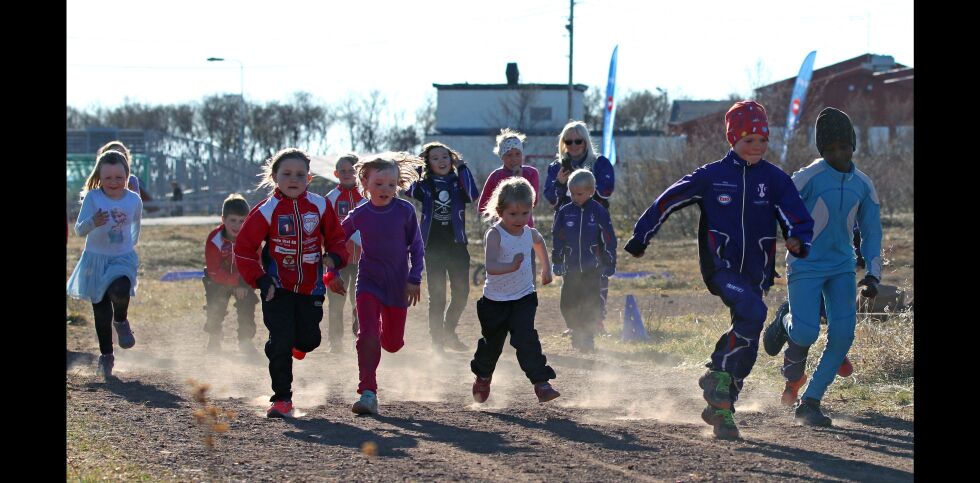 Det var intenst og morsomt i rekruttklassen 6-10 år med sju lag på startstreken.
 Foto: Charles Petterson