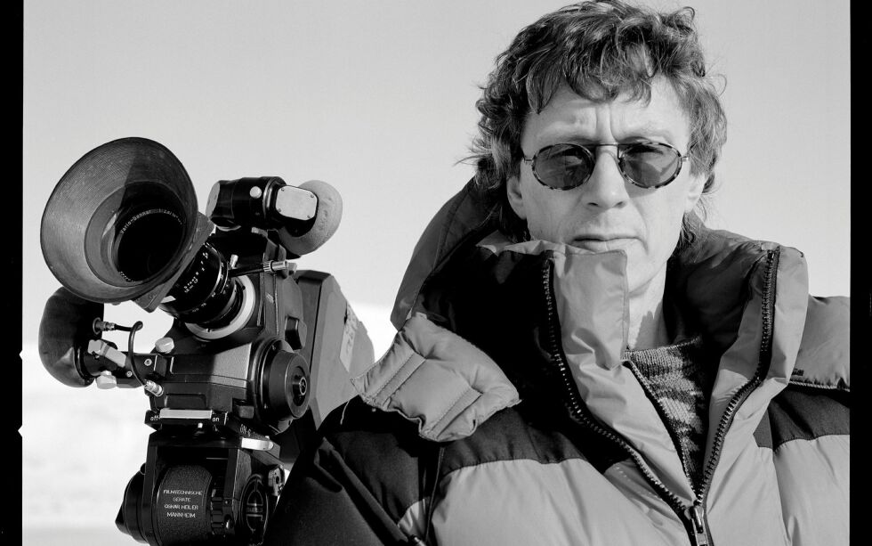Filmskaper Knut Erik Jensen fra Honningsvåg fyller 80 år torsdag 8. oktober. Stiftelsen Bjarne Holst Galleri Nordkapp har satt sammen et variert og omfattende program for bursdagsfeiring gjennom en hel uke. Foto: Privat