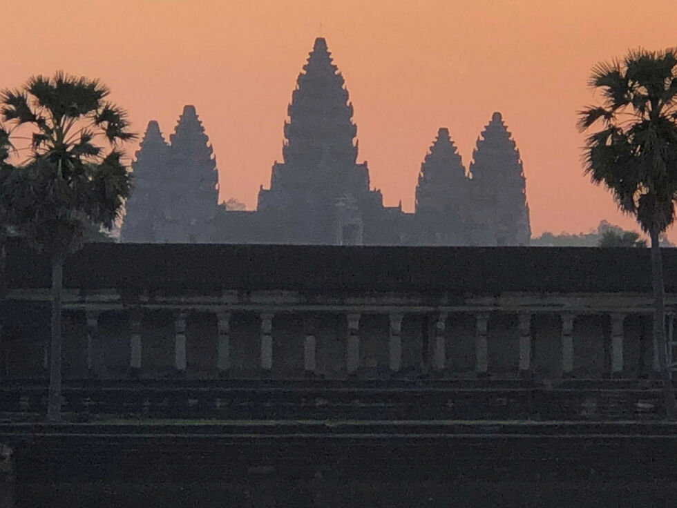 Angkor Wat utenfor byen Siem Reap i Kambodsja er et av verdens største og mest imponerende religiøse monumenter, og verd et besøk i soloppgangen. Hele Angkor-området, som inkluderer Angkor Wat, Bayon, Ta Prohm og mange andre templer, dekker over 400 kvadratkilometer.
 Foto: Stein Torger Svala