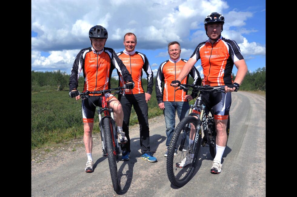 Sindre Murud, Klemet Erland Hætta, Kent Ailo Hætta og Kjell Roger Hætta har alle fått utlevert sine nye drakter. De oransje draktene til Binges sihkkelsearvi skal være lett å få øye på.
 Foto: Erik Brenli