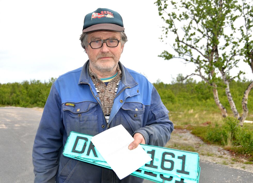 Kjell Larsen fra Masjok ble irritert da han kom til låst dør på Lakselv trafikkstasjon tirsdag, ti minutter etter åpningstid ifølge plakaten på døra. Vegvesenet lover å sjekke plakaten, for alle trafikkstasjoner har seinere åpningstid på tirsdager.
 Foto: Sonja E Andersen