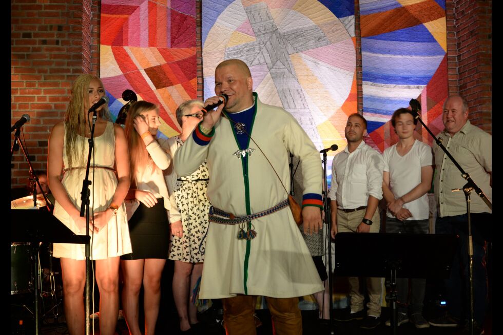 Kalle Urheim fra Tysfjord er en av de 18 nominerte til årets radiohit under Sami Music Awards. Bildet er fra konserten i Hamarøy kirke under årets Hamsundager.
 Foto: Steinar Solaas