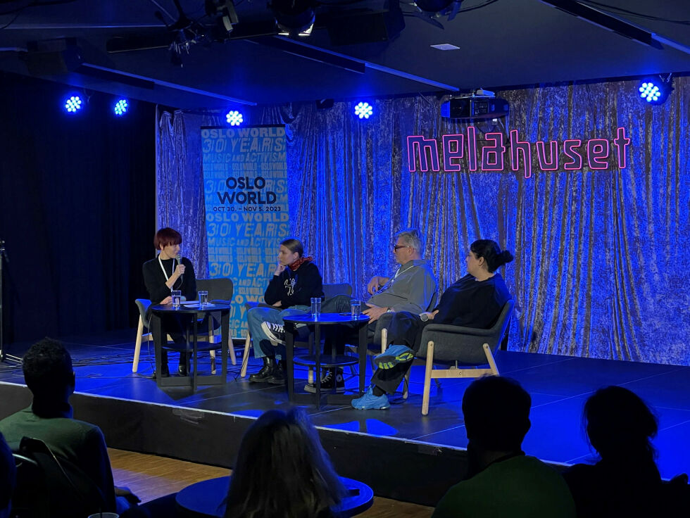 Moderator Sofie Søndervik Sæther i JM Norway ønsket velkommen til paneldebatt. Hun er enarrangør, leder, foredragsholder, musiker og mangfoldsinnovatør, dedikert til å forsterke representasjonen av marginaliserte stemmer i kunsten.
 Foto: Hannah Persen