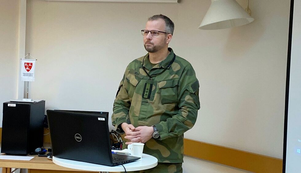 – Det er viktig for oss å trygge flytilbudet. Hvis vi mister SAS-ruta, er det ikke tvil om at vi vil slite med rekrutteringen, sa Sjef FLF oberst Tomas Beck, til formannskapet. Foto: Irene Andersen