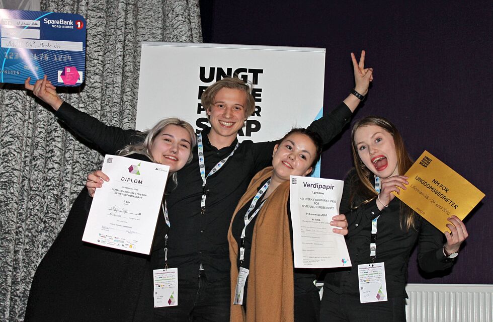 Magic Cup UB fra Kirkenes ble kåret til fylkets beste ungdomsbedrift. Fra venstre Tonje Rushfeldt, Runar Berg, Renate Johansen og Karianne Koi. Markus Ruud hører også med på vinnerlaget.
 Foto: UE Finnmark