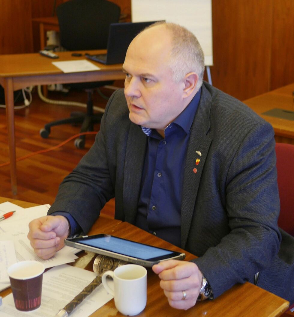 Le­der for Nord­kapp Ar­bei­der­par­ti, Kjell-Val­ter Si­vert­sen, me­ner at en ju­rist bur­de ha vur­dert Hei­di Holm­gren sin ha­bi­li­tet i Nord­kapp-sak­en. I lik­het med par­ti­fel­le Kari Lene Olsen me­ner han at Hei­di Holm­gren kan ha øko­no­misk egen­in­ter­es­se i ut­fal­let av sak­en. Foto: Geir Jo­han­sen