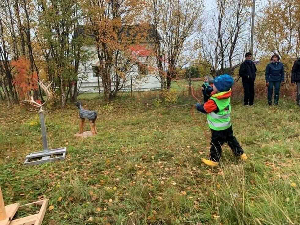 Diddi mánáidgárdi var med på bygdekafé i Polmak sist mandag. Da sto lassokasting på programmet.
ALLE FOTO: Privat