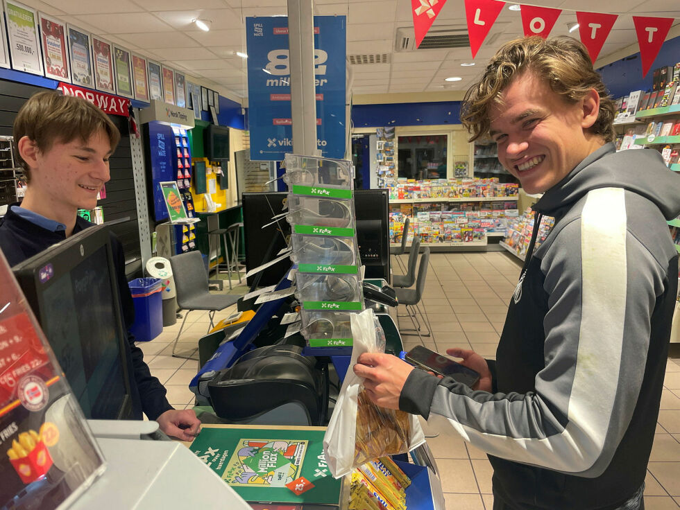 Studenten Erik Anderssen får sin forundringspose fra Alexander Krogh.
 Foto: Birgitte Wisur Olsen