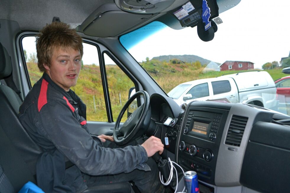 Jan-Olaf Kjølstad Pettersen er strålende fornøyd med at man igjen kan høre på radio ute i hjembygda hans Nervei. Han kjører krabbebilen til Norway King Crab fra Nervei til Trollfjord, er snekker og mannskap på fiskebåt.
 Foto: Tom Hardy