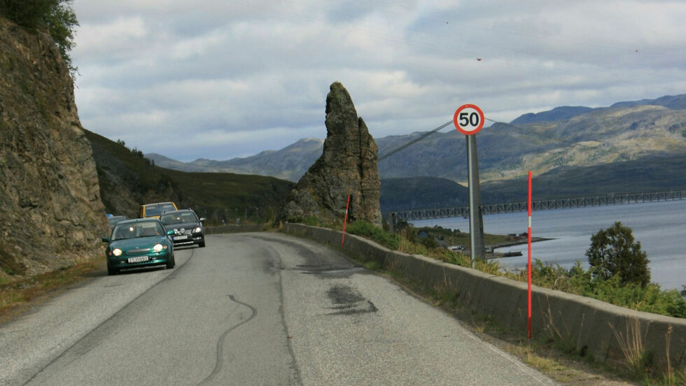 En stengt Stállogárggu-tunnel medfører at trafikken på riksvei 94 nå atter passerer Áhkkanjárstábba eller Stalloen.
 Foto: Anthon Sivertsen