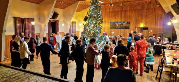 Kos for både store og små på juletrefest