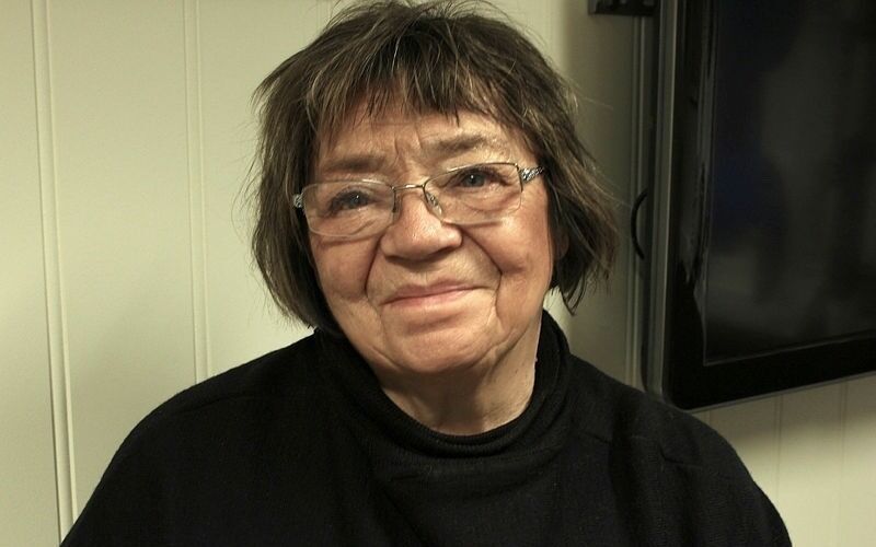 Ragnhild Lydia Nystad er leder for Kárášjoga Sámiid Searvi, og er en virkelig veteran hva samepolitikk angår. Hun reagerer skarpt på NRKs podkast-serie om samisk historie og uttalelsene som fremkommer der.
Foto: Elise Embla Scheele
