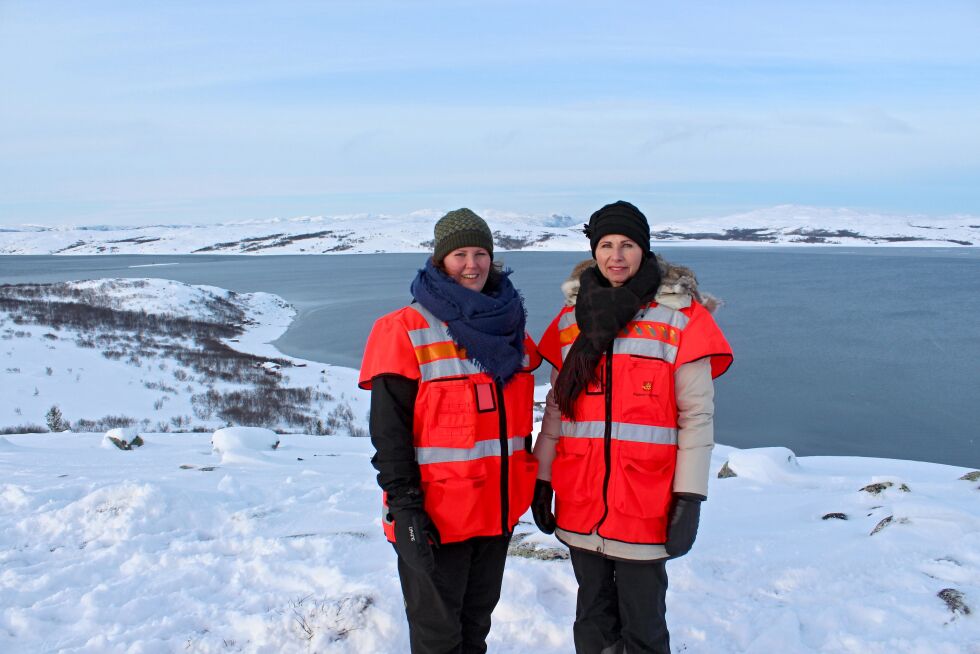 Planleggingsleder Maria Haga (til venstre) og seksjonsleder Elisabeth Jomisko fra vegvesenet var tirsdag på befaring ved Korsfjorden. Her er utsikten over det aktuelle havneområde Høybukta vest.
 Foto: Statens vegvesen