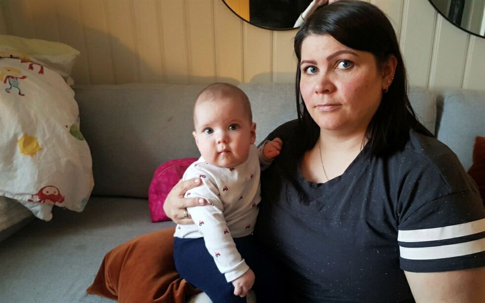 Kri­sti­ne Skum Skor­pen er for­tvi­let over nok en gang å stå ut­en sam­isk­språk­lig bar­ne­ha­ge­plass i Alta. Her med min­ste­mann Per Axel Elijah. Foto: Pri­vat