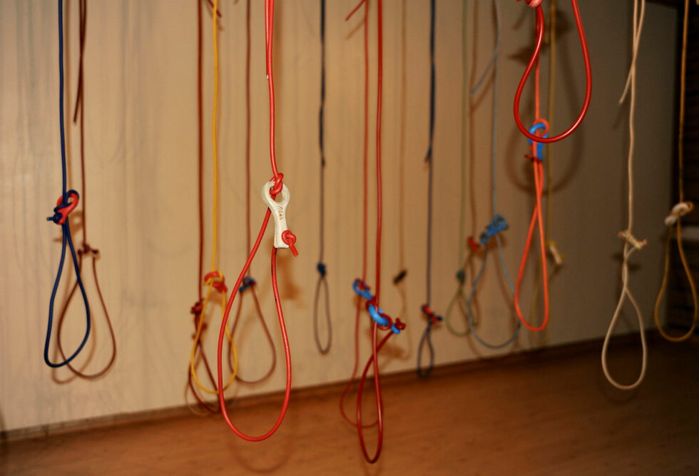 Samisk kunst og duodji er blitt mer synlig, og har blitt utstilt på prestisjetunge steder. Men vilkårene for å jobbe, på samiske premisser, har ikke endret seg, ifølge Samerådet. Illustrasjon verk av Máret Ánne Sara.
 Foto: Rita Heitmann