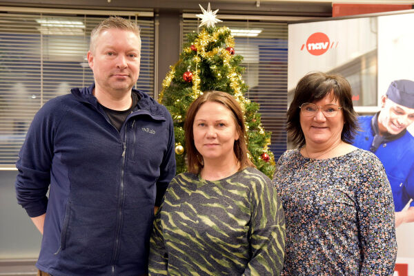 Deler ut gavekort og pakker til jul