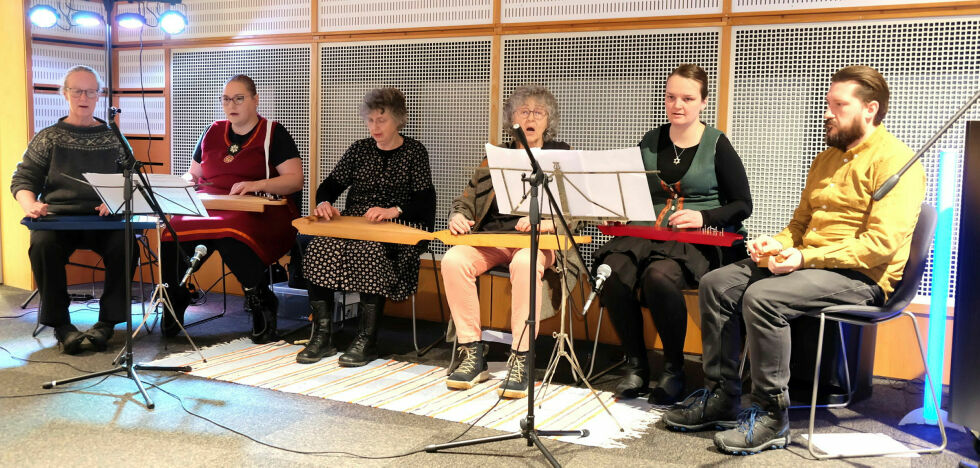 Vesisaaren Kantelettaret er en nystiftet gruppe som spiller på Finlands nasjonalinstrument, Kantele. Fra venstre Boel K. Jacobsen, Lindis Møller Davidsen, Rønnaug Ryssdal, Randi Sjøli, Lisbeth Dragnes og Paul Schlager fra Østerrike.
 Foto: Bjørn Hildonen