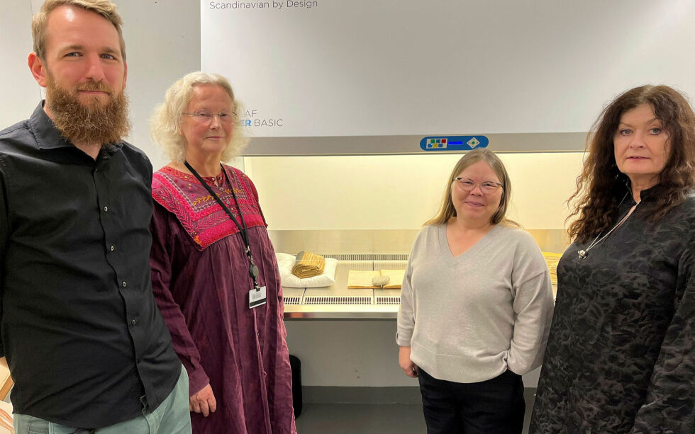 Ságat har intervjuet (fra høyre) professor Britt Kramvig, kunstner Katarina Pirak Sikku, hovedbibliotekar Marianne Kaldager og fagreferent Andreas Klein om Knut Lunde.
 Foto: Elin Wersland