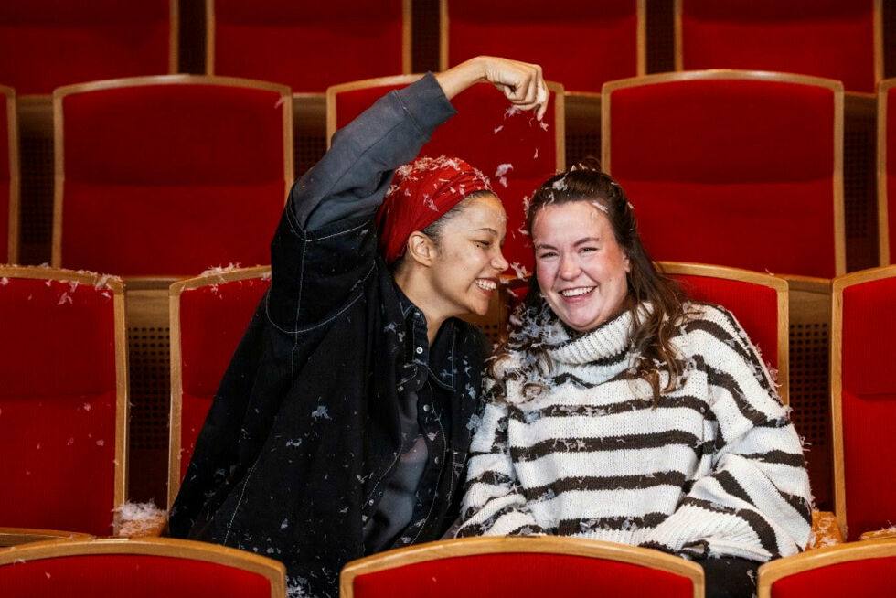 Mimmi Tamba/Julie Moe Sandø spiller rollen som isdronningen Elsa. Ina Svenningdal/Tiril Heide-Steen er veslesøstera Anna. Sammen med et ensemble på 18 skal de skape magi når hele det enorme scenerommet på Det Norske Teatret kommer i spill.
 Foto: Monica Tormassy/Det Norske Tea