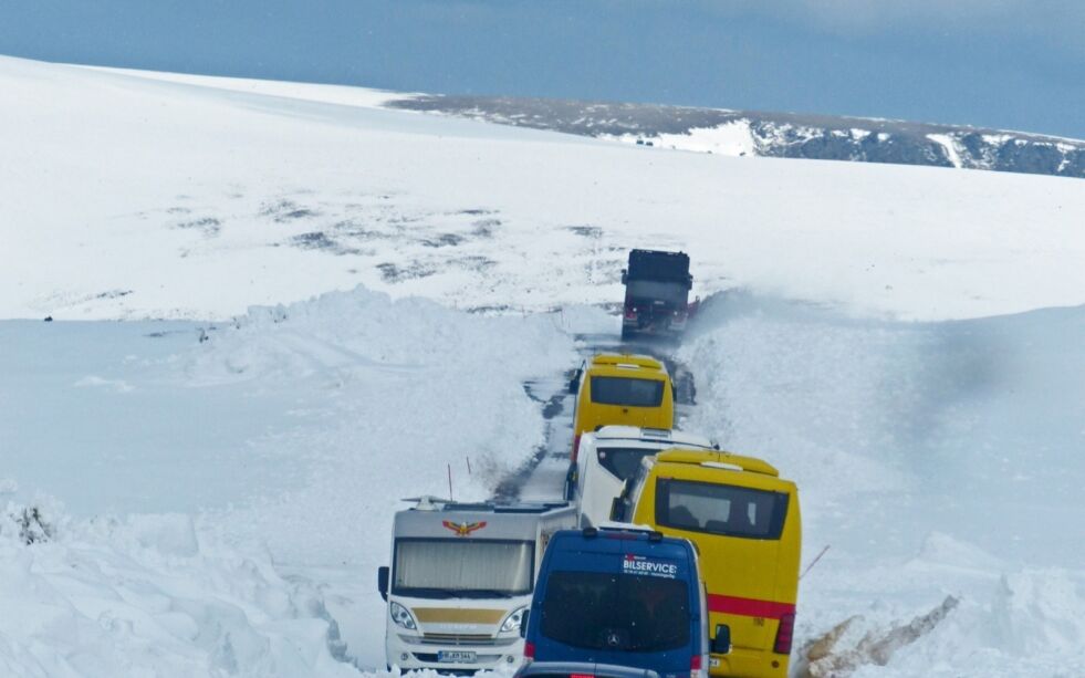 Illustrasjonsbilde viser kolonnekjøring opp mot Nordkapp i mai 2017.
 Foto: Geir Johansen