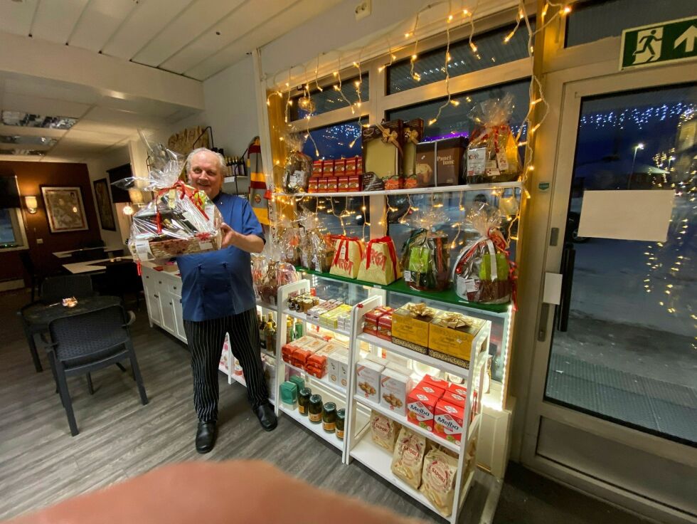 Johnny Danielsen byr fra sin lunsjbar på julepakker med matprodukter fra Italia, og salget har gått over all forventning.
 Foto: Hallgeir Henriksen