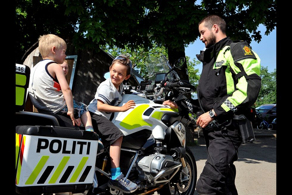 Politibetjent David fra Kautokeino hadde tatt med seg sitt «arbeidsredskap» til den samiske barnehagen. Det var definitivt et populært innslag blant de samiske barna i Oslo.
 Foto: Erik Brenli