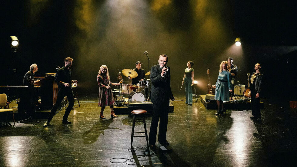 Tre musikere og seks skuespillere gir nytt liv til norske folkesanger i «Jazz på nynorsk».
 Foto: Monica Tormassy/Det Norske Tea
